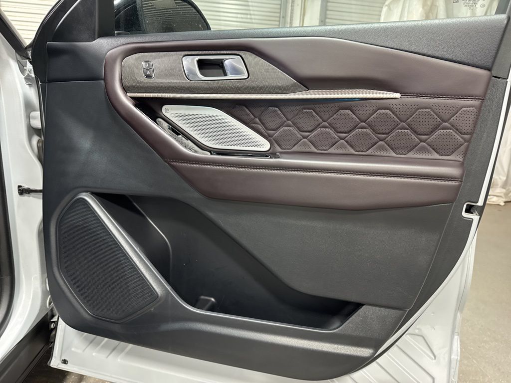 Used 2025 Ford Explorer Platinum w/ LUX Leather Package AWD/4WD image 9