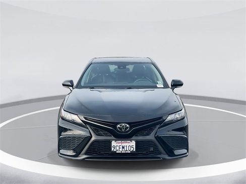 Used 2022 Toyota Camry SE image 2