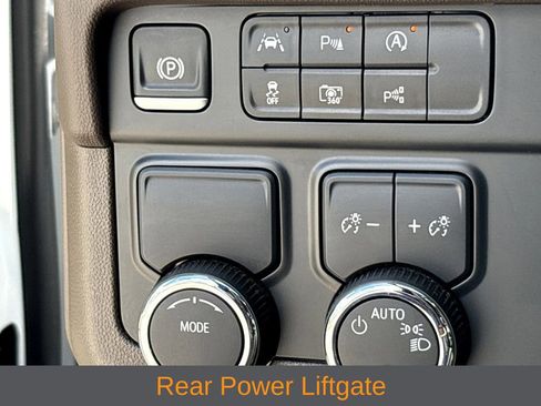 Used 2025 Chevrolet Suburban LT RWD image 11