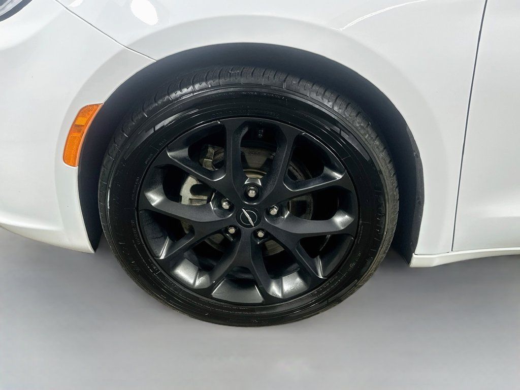 Used 2025 Chrysler Pacifica Limited FWD image 42