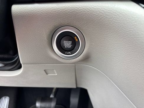 Used 2024 Chrysler Pacifica Touring-L FWD image 18