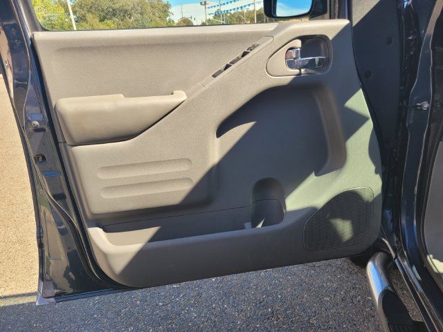 Used 2018 Nissan Frontier SV AWD/4WD image 16