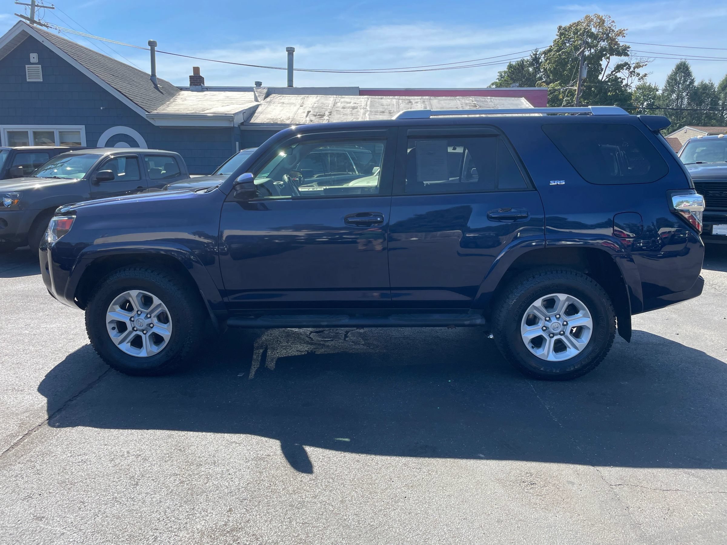 Used 2016 Toyota 4Runner SR5 AWD/4WD image 2