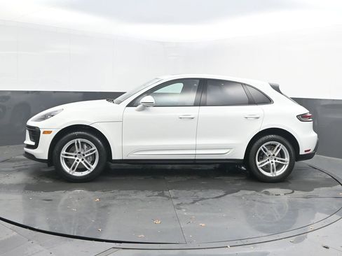 Certified 2022 Porsche Macan image 2