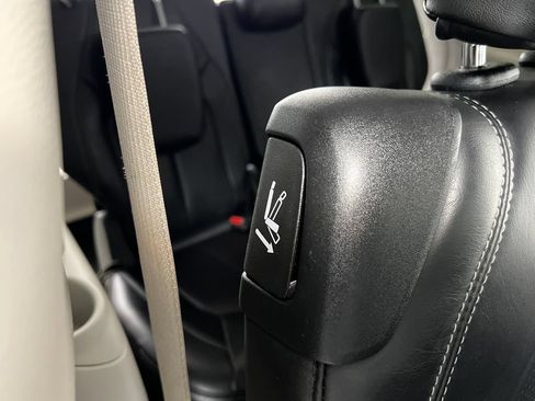 Used 2023 Chrysler Pacifica Touring-L FWD image 29