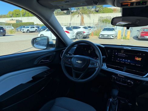 Used 2025 Chevrolet Trax LT image 32