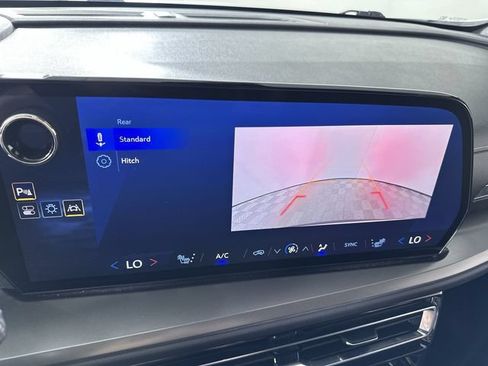Used 2025 Chevrolet Traverse LT FWD image 15