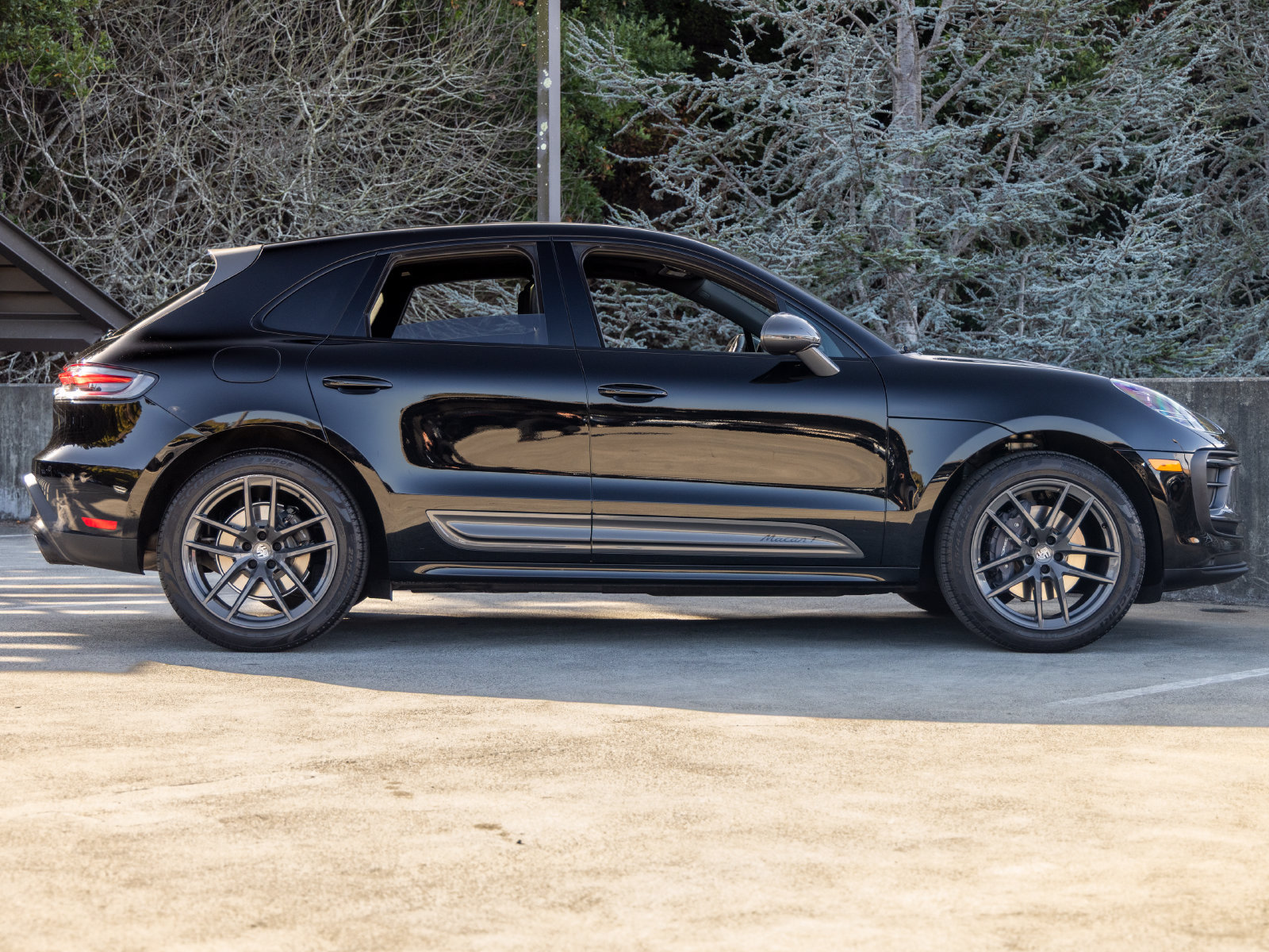 Certified 2025 Porsche Macan Turbo AWD/4WD image 12