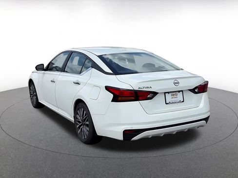 Used 2025 Nissan Altima 2.5 SV FWD image 11