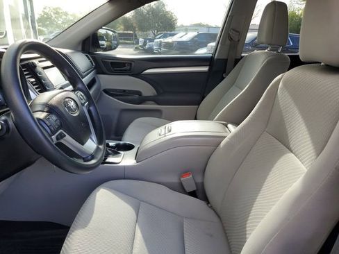 Used 2018 Toyota Highlander LE image 17