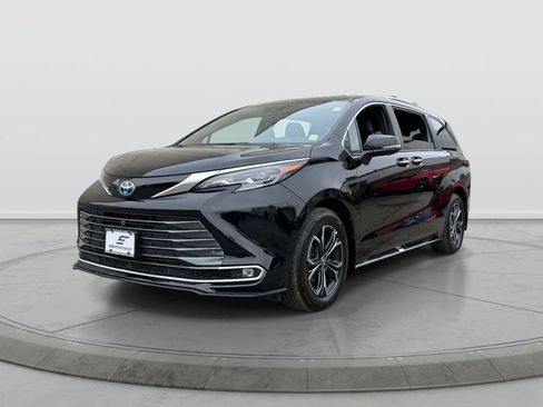 Used 2025 Toyota Sienna Platinum AWD/4WD image 3