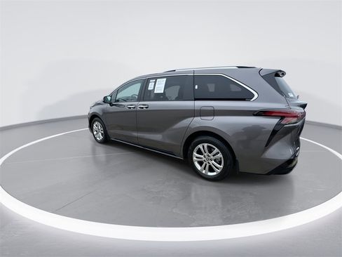Used 2023 Toyota Sienna Platinum image 6