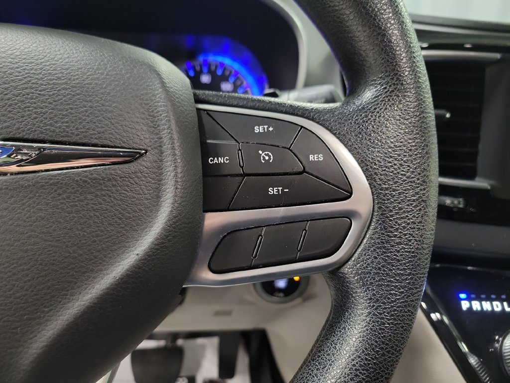 Used 2020 Chrysler Pacifica Touring FWD image 28