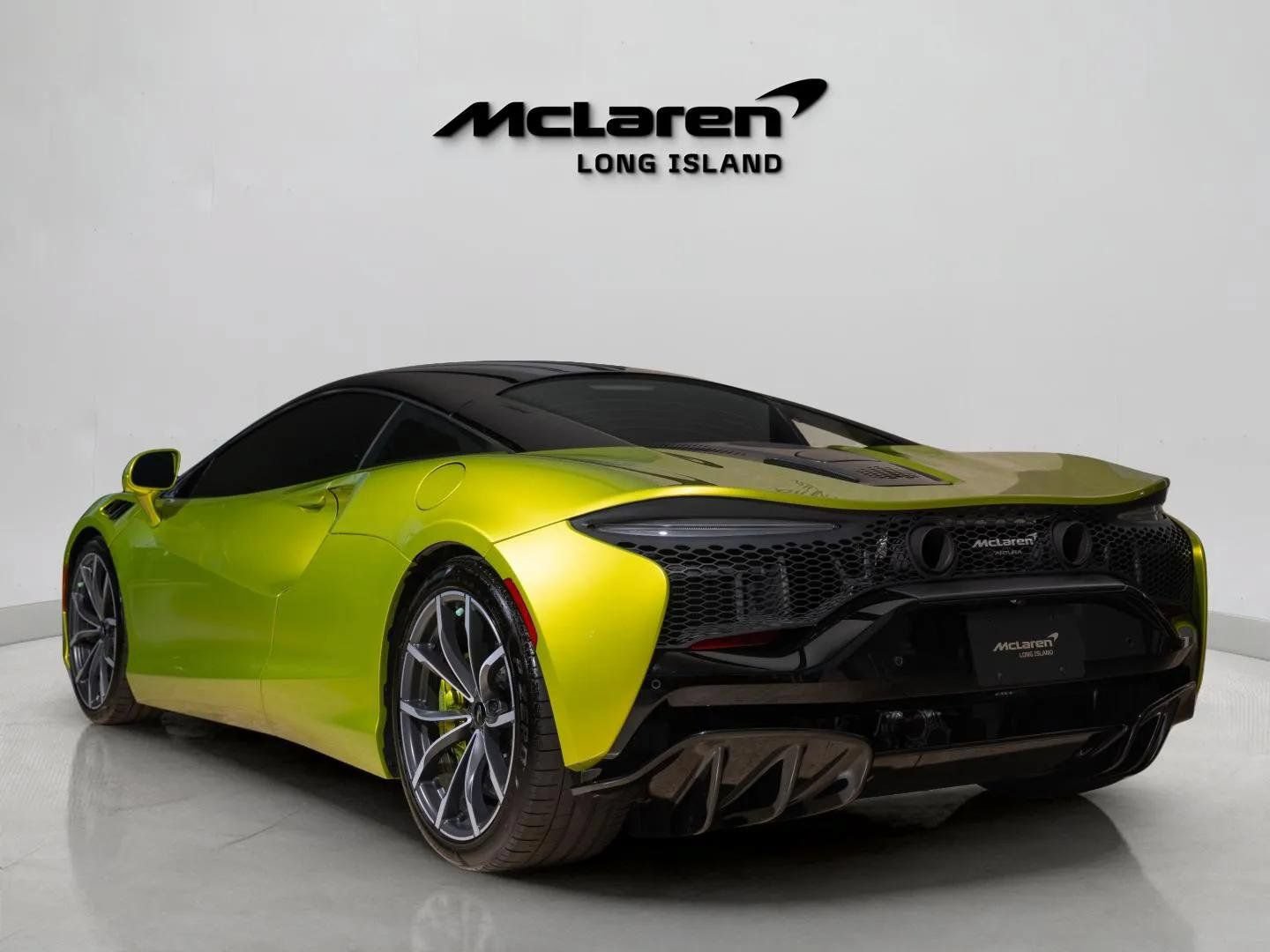 Used 2023 McLaren Artura RWD image 6