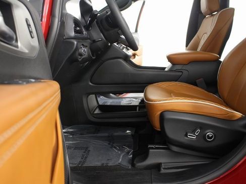 Used 2025 Chrysler Pacifica Pinnacle image 19