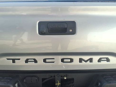 Certified 2022 Toyota Tacoma TRD Off-Road AWD/4WD image 29