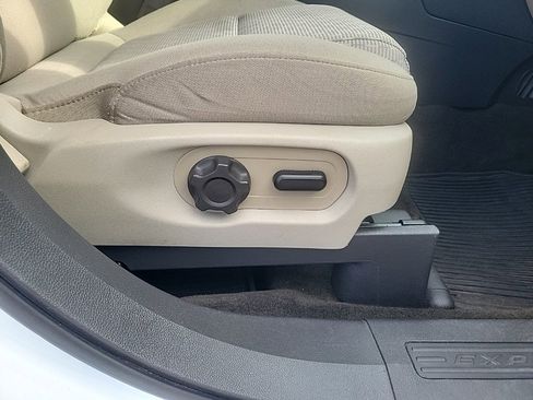 Used 2014 Ford Explorer XLT image 22