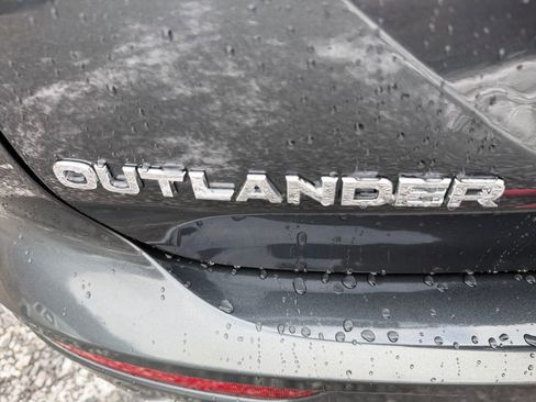 Used 2025 Mitsubishi Outlander SE image 11