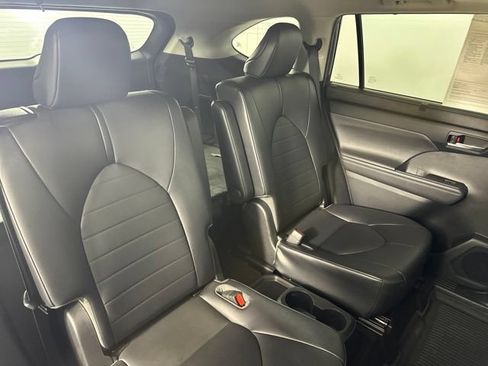 Used 2021 Toyota Highlander XLE AWD/4WD image 30