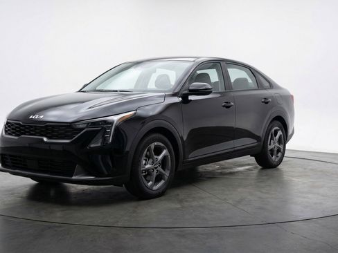 Used 2025 Kia K4 LXS image 3