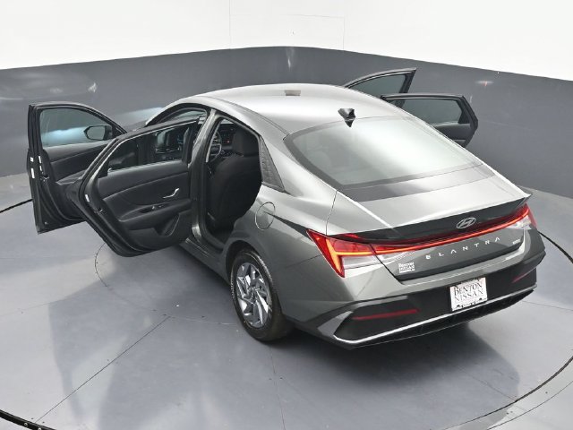 Used 2026 Hyundai Elantra Hybrid FWD image 43