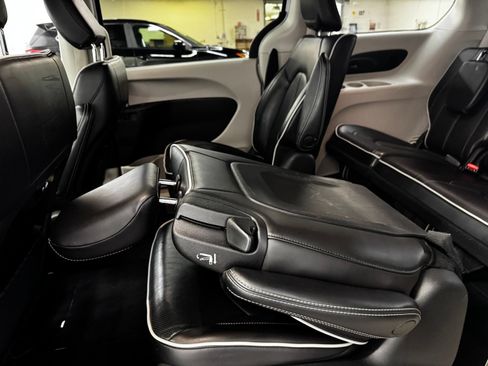 Used 2023 Chrysler Pacifica Limited FWD image 35
