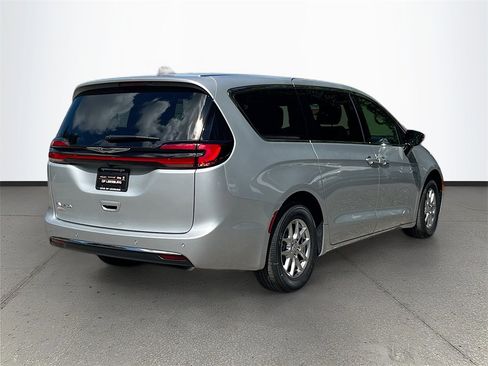 New 2026 Chrysler Pacifica Select image 7