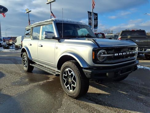 Used 2024 Ford Bronco Outer Banks image 3