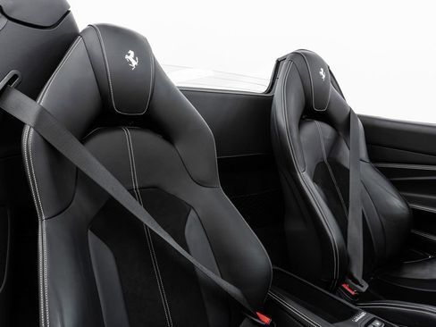 Used 2022 Ferrari F8 Tributo image 39