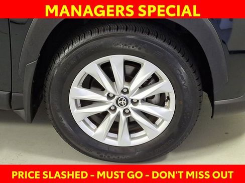 Used 2024 Toyota Corolla Cross LE image 9