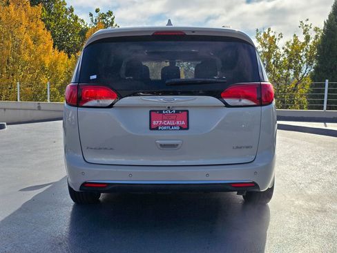 Used 2017 Chrysler Pacifica Limited image 4