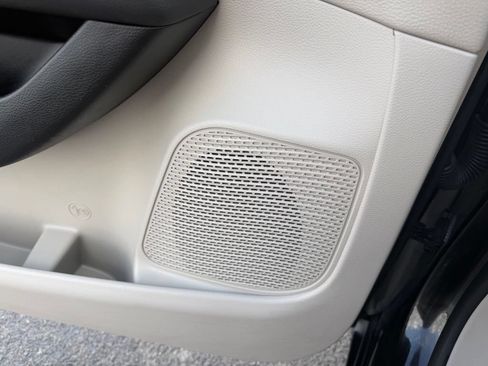 Used 2023 Chrysler Pacifica Touring-L FWD image 16