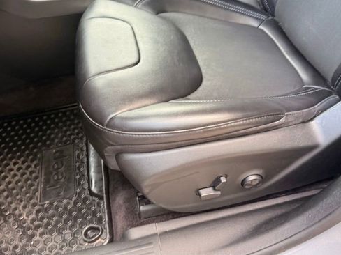 Used 2019 Jeep Cherokee Latitude Plus w/ Comfort/Convenience Group FWD image 26