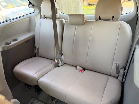 Used 2011 Toyota Sienna LE FWD image 21