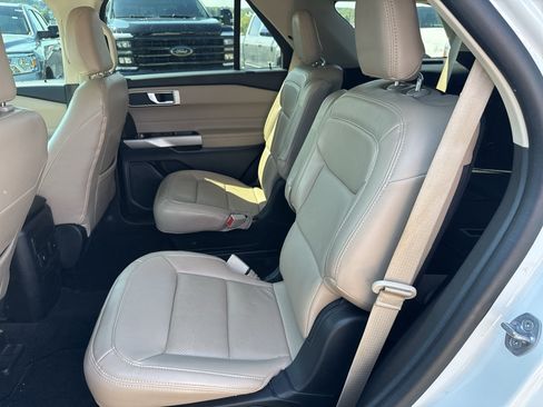 Used 2024 Ford Explorer XLT RWD image 9