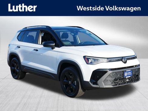 Certified 2025 Volkswagen Taos SE image 1