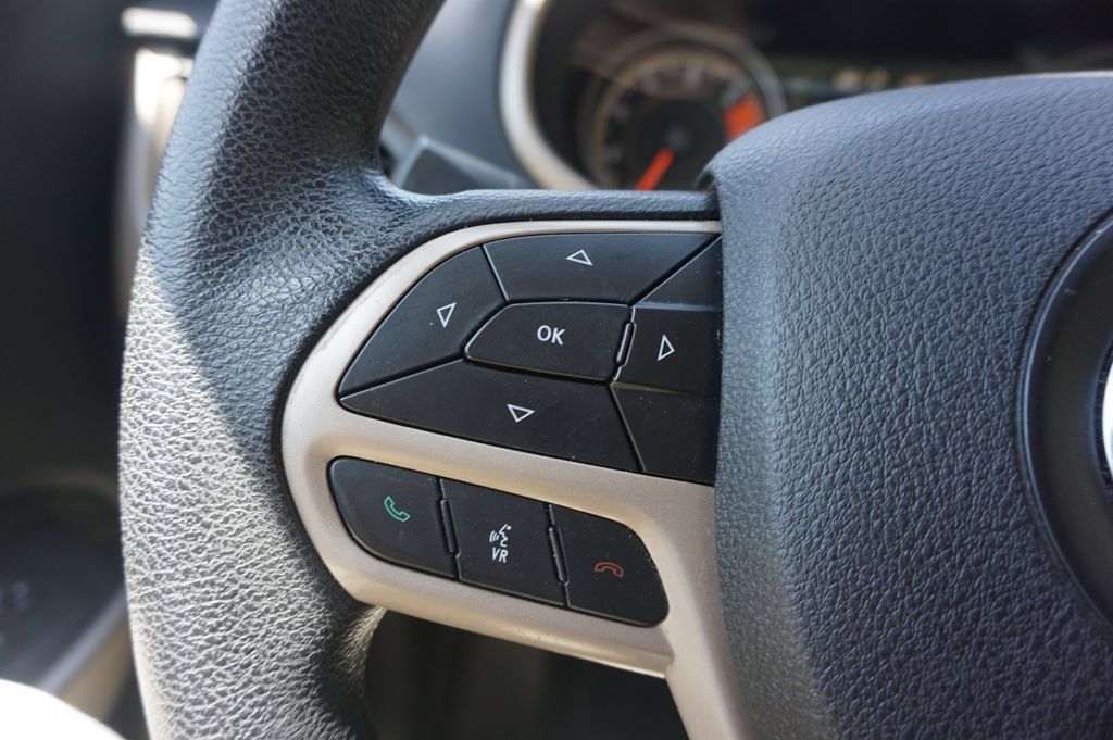 Used 2017 Jeep Cherokee Sport FWD image 7