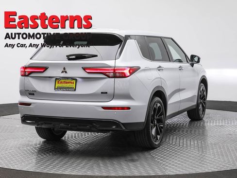Used 2023 Mitsubishi Outlander SE image 5