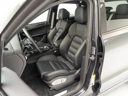 Certified 2025 Porsche Macan AWD/4WD image 5