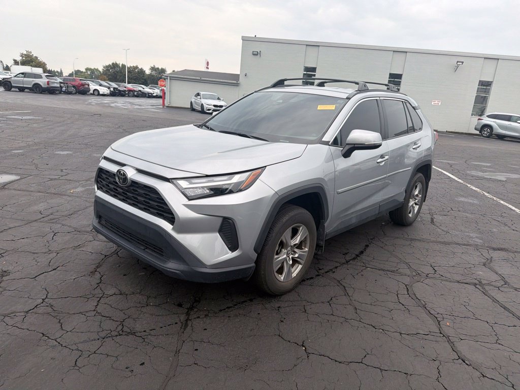 Used 2025 Toyota RAV4 XLE AWD/4WD image 2