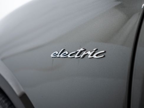 Certified 2025 Porsche Macan 4 Electric image 25