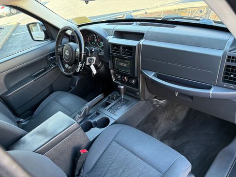 Used 2011 Jeep Liberty Sport image 23
