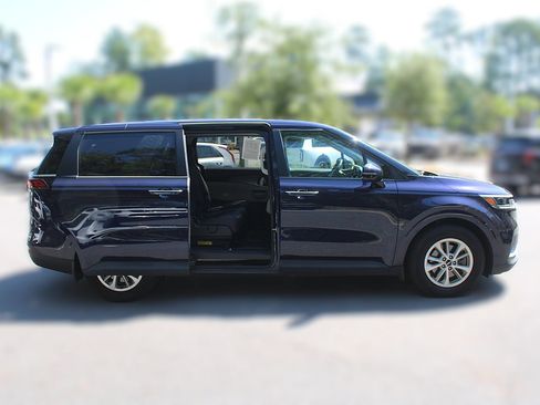 Certified 2024 Kia Carnival LX FWD image 17