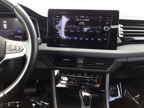 Used 2025 Volkswagen Jetta SE FWD image 14