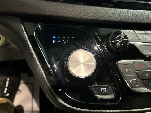 Used 2025 Chrysler Pacifica Select image 20
