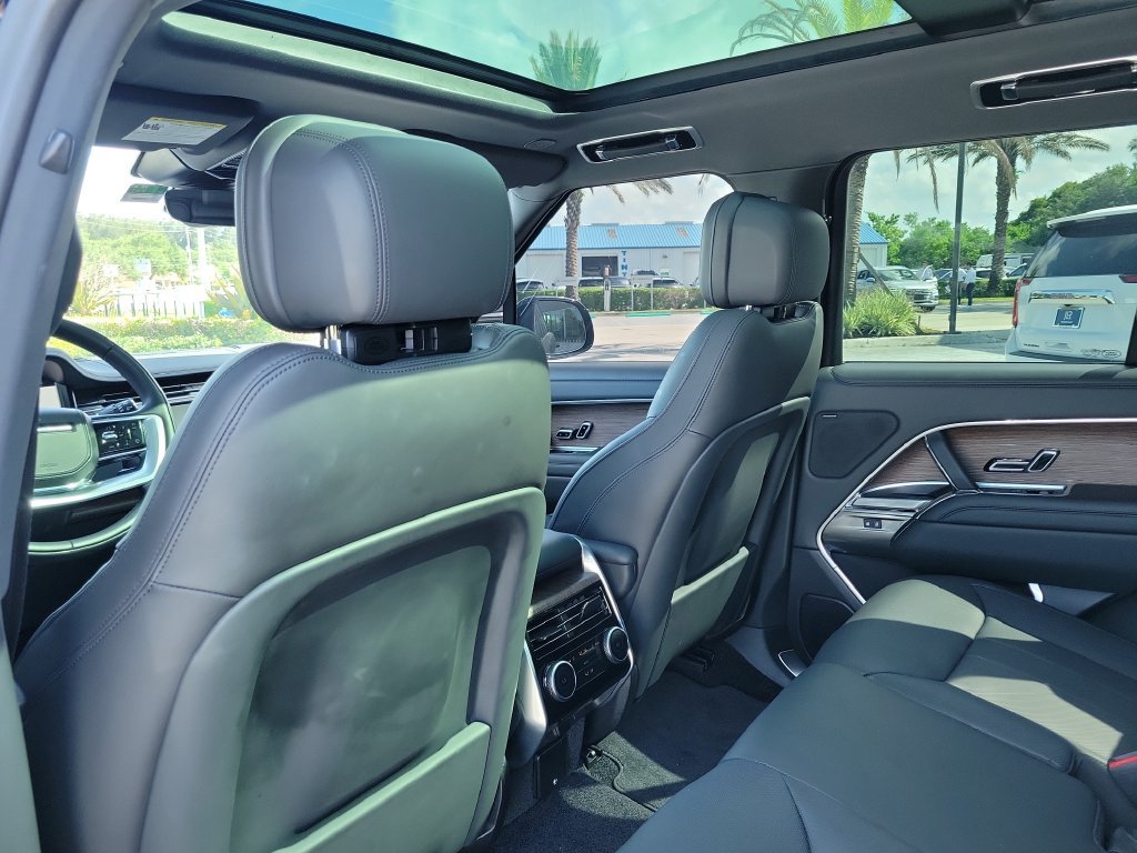 Certified 2025 Land Rover Range Rover SE AWD/4WD image 17