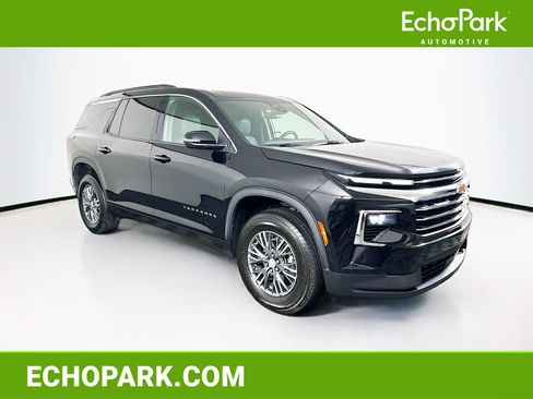 Used 2025 Chevrolet Traverse LT FWD image 1
