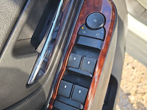 Used 2010 Chevrolet Suburban LT image 19