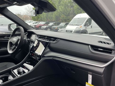 New 2025 Jeep Grand Cherokee Laredo w/ Luxury Tech Group I image 15