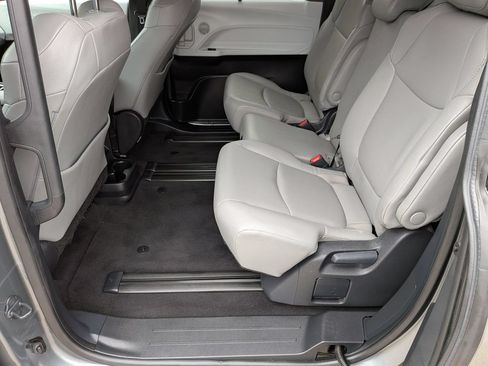 Used 2026 Toyota Sienna XLE FWD image 30